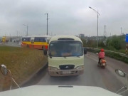 Clip Eva - Loạt phương tiện đi ngược chiều bị tài xế container ép lùi hàng chục mét