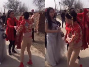 Tin tức - Cô dâu bị đám khách nam trêu đùa lột váy, suýt gặp sự cố "lộ hàng"