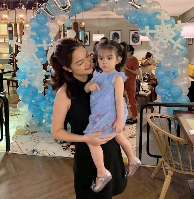 Phạm Quỳnh Anh bất ngờ tái hợp chồng cũ, cười tươi bên 2 con amp;#34;như chưa từng chia lyamp;#34; - 2