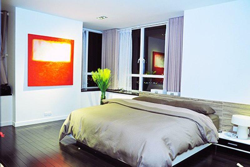 Khác phòng khách, phòng ngủ được chọn trang trí bởi các gam màu trầm, tạo cảm giác ấm áp, nhẹ nhàng và thư thái.
