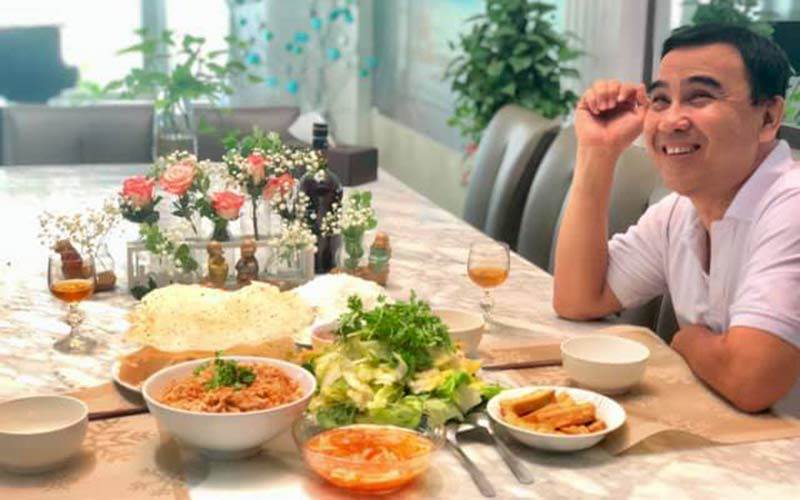 Đảm nhận cùng lúc nhiều vai trò trong showbiz Việt, Quyền Linh có rất ít thời gian bên gia đình. Để "chuộc lỗi", nam MC thường chọn cách tự mình vào bếp và trổ tài.
