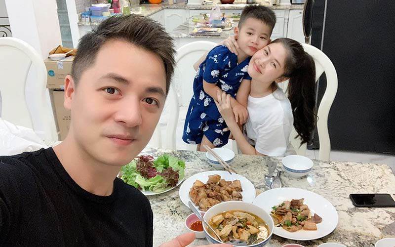 Là gia đình bỉm sữa được yêu thích nhất nhì showbiz Việt, Đăng Khôi - Thủy Anh thường xuyên gắn bó hình ảnh gia đình bên mâm cơm ngon tại nhà.

