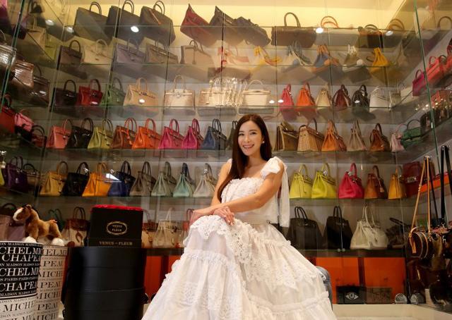 Chia tay chồng đại gia 8 năm, cựu tiếp viên nóng bỏng tuyên bố: amp;#39;Tôi tiêu tiền không cần nghĩamp;#39; - 1