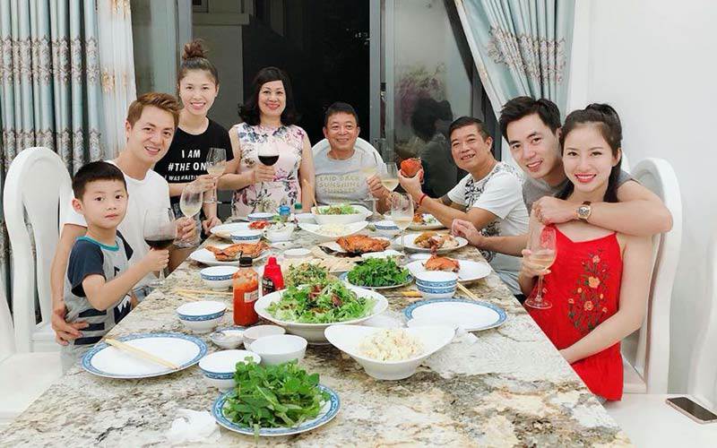 Thay vì lựa chọn ra nhà hàng, gia đình Đăng Khôi - Thủy Anh thích mời bạn bè đến nhà tụ tập ăn uống.
