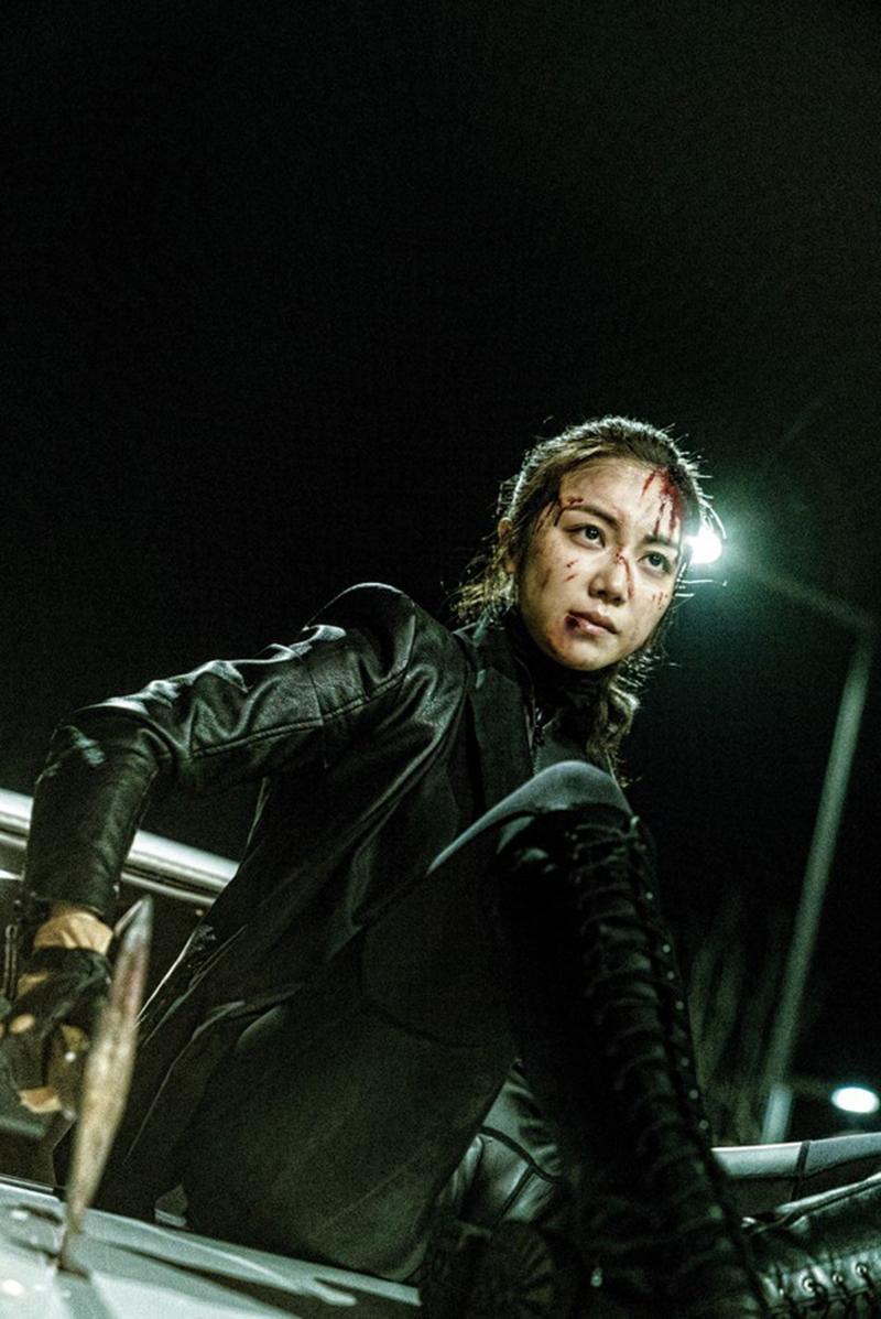 Sau đó, cô nàng tiếp tục ghi dấu trong mắt công chúng với hình ảnh gắn liền cùng bộ đồ suit đen xuyên suốt bộ phim Ác nữ báo thù (2017).
