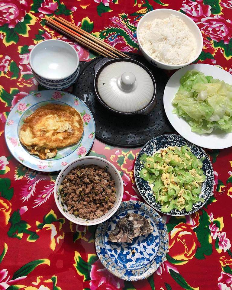 Chẳng xa hoa, mâm cơm rau luộc trứng tráng Hiền Sến nấu cho Lý Phương Châu khiến bao kẻ thèm - 1
