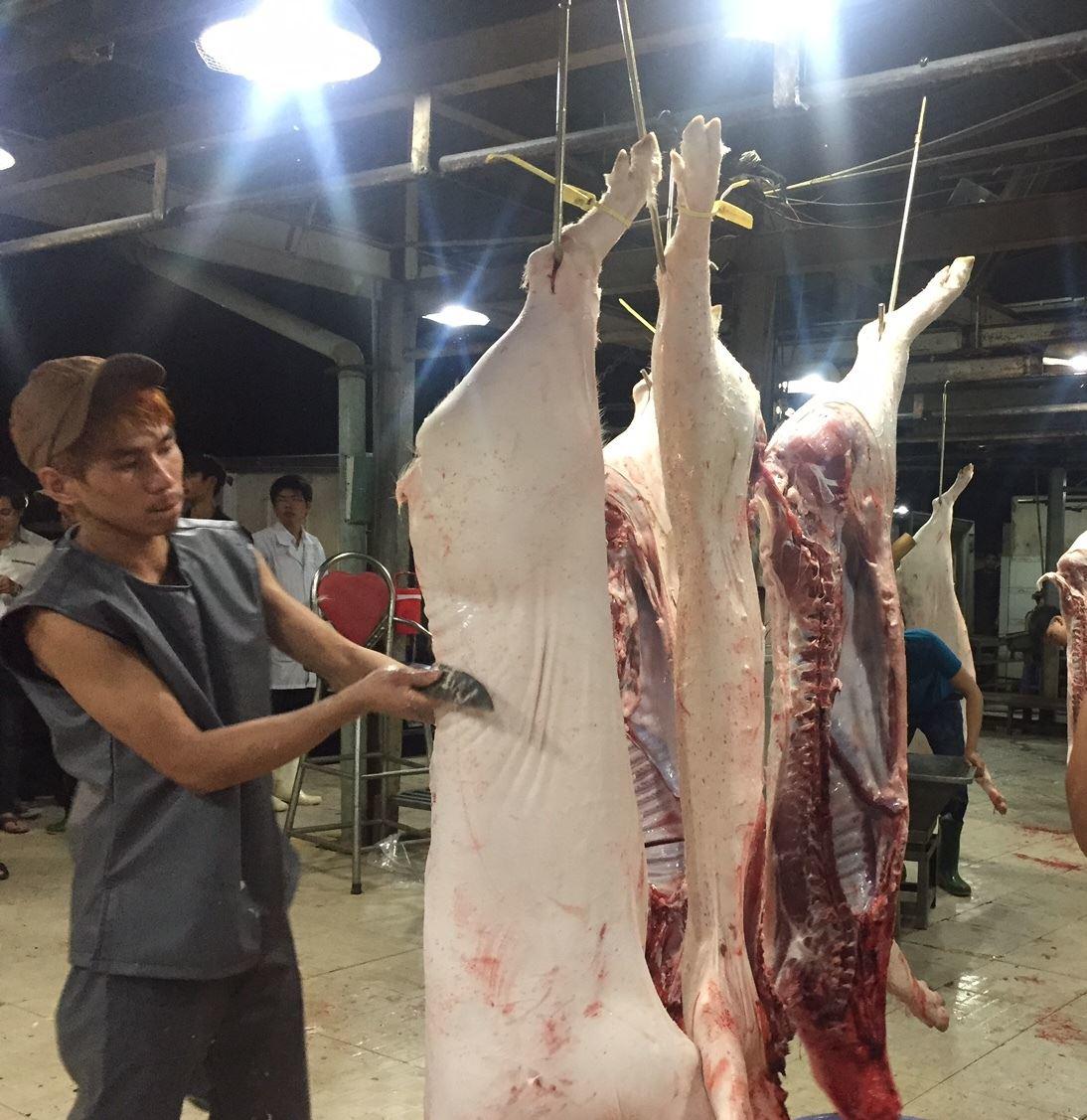 Dịch tả lợn châu Phi: Chị em nội trợ e dè mua thịt lợn, tiểu thương khóc ròng - 1