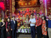 Giải trí - "Ông trùm" bóng đá đình đám - Bầu Hiển mời danh ca Ngọc Sơn về nhà hát tặng mẹ