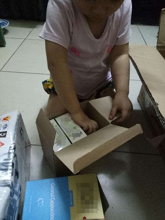 Bé gái 3 tuổi há miệng chờ sung rụng suốt 15 phút và câu chuyện hài hước phía sau - 3