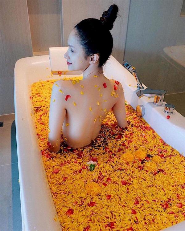 Trút bỏ xiêm y khoe lưng trần gợi cảm, Hương Giang vẫn mất điểm bởi điều này - 3