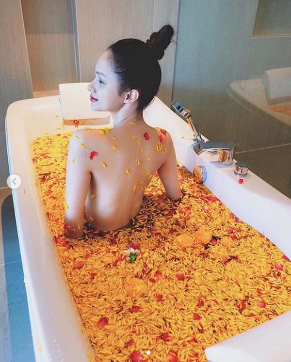 Trút bỏ xiêm y khoe lưng trần gợi cảm, Hương Giang vẫn mất điểm bởi điều này - 4