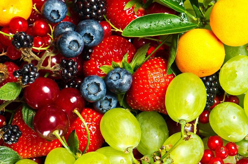 Khi đi siêu thị, các bạn nên cẩn trọng với những loại thực phẩm, đặc biệt là hoa quả sáng mịn, trơn bóng và không có một khuyết điểm nào bởi rất có thể chúng đã được ngâm thuốc bảo quản.
