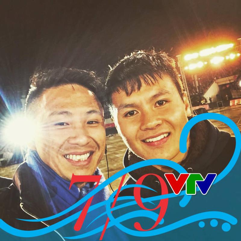 Vũ Xuân Tiến chụp hình bên cầu thủ xuất sắc của U23 Quang Hải.
