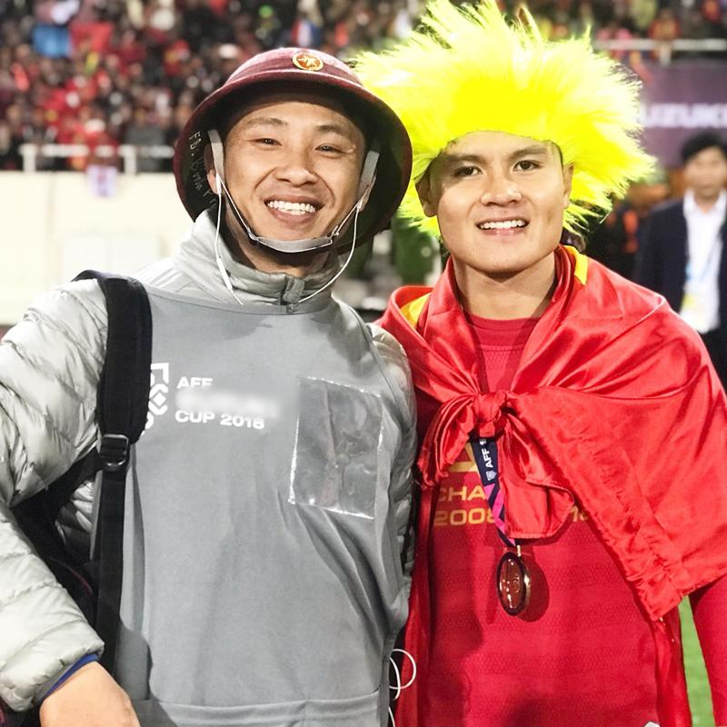 Anh cũng có mặt ngay bên Quang Hải sau màn ăn mừng ở trận chung kết lượt về AFF Cup 2018.
