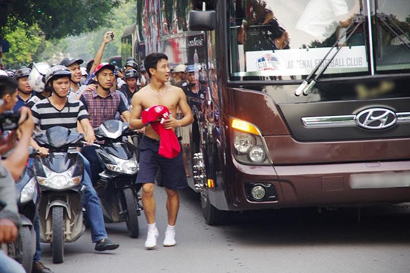 Vũ Xuân Tiến từng gây chú ý khi chạy bộ suốt 8km đuổi theo đoàn xe của các cầu thủ Arsenal trong chuyến thăm Việt Nam và rồi "lọt vào mắt xanh" của các tuyển thủ nổi tiếng của CLB xứ sương mù.
