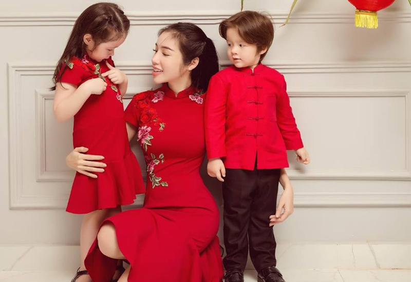 3 mẹ con Elly Trần thường chụp ảnh, xuất hiện bên cạnh nhau và ít khi công khai hình ảnh bố. Tuy nhiên, mọi người đều có thể thấy được cuộc sống của mẫu nữ 8X thay đổi rất nhiều sau khi sinh con.
