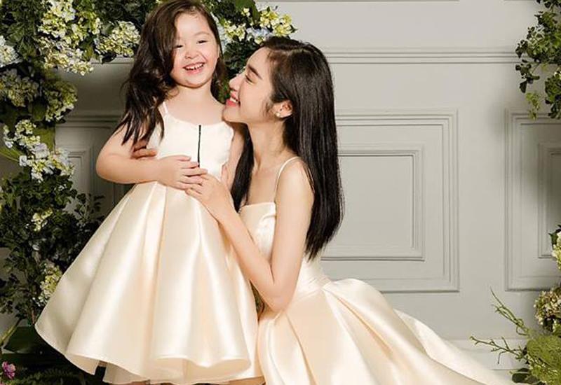 Con gái Elly Trần cũng nhanh chóng chiếm được cảm tình của nhiều người nhờ vẻ ngoài xinh xắn không kém mẹ, nước da trắng hồng và đôi môi hay cười.

