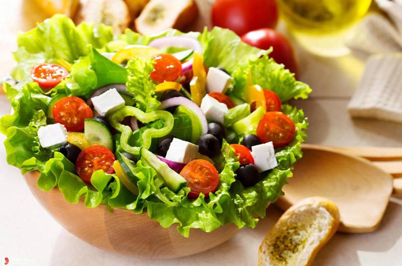 Những hộp salad tươi ngon đã trộn sẵn trong siêu thị luôn hấp dẫn người mua, thế nhưng các bạn nên cẩn thận với chúng. Thực chất, bạn nên biết rằng, nguyên liệu trong những hộp salad đó không tươi  như chúng ta tưởng.
