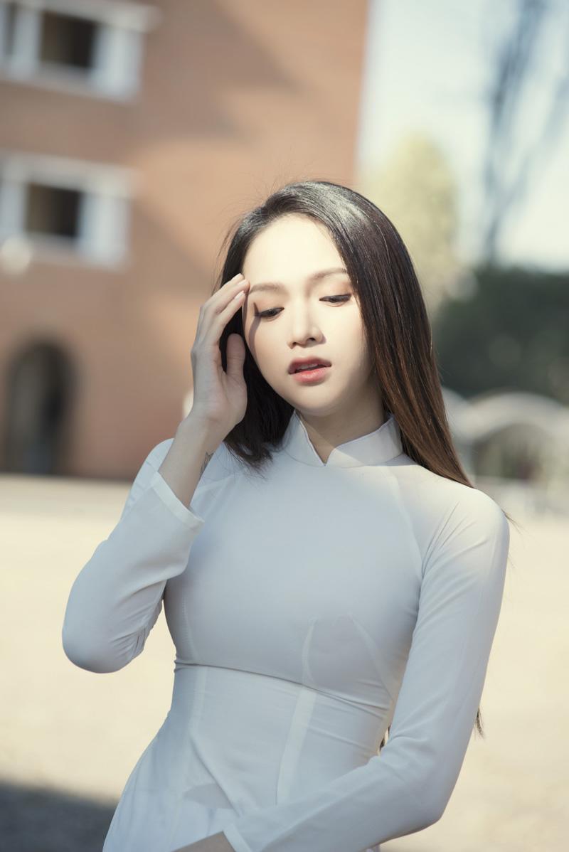 amp;#34;50 sắc tháiamp;#34; đẹp mê hồn của Hoa hậu Hương Giang khi diện áo dài nữ sinh - 7