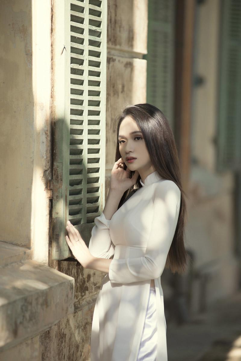 amp;#34;50 sắc tháiamp;#34; đẹp mê hồn của Hoa hậu Hương Giang khi diện áo dài nữ sinh - 5
