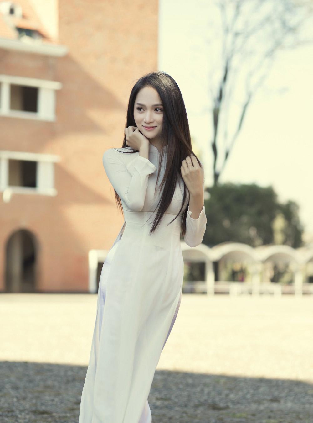 amp;#34;50 sắc tháiamp;#34; đẹp mê hồn của Hoa hậu Hương Giang khi diện áo dài nữ sinh - 3