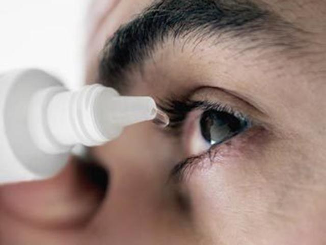 Sau 3 tháng tự nhỏ mắt điều trị, thiếu niên 16 tuổi phải nghỉ học vì không nhìn thấy gì