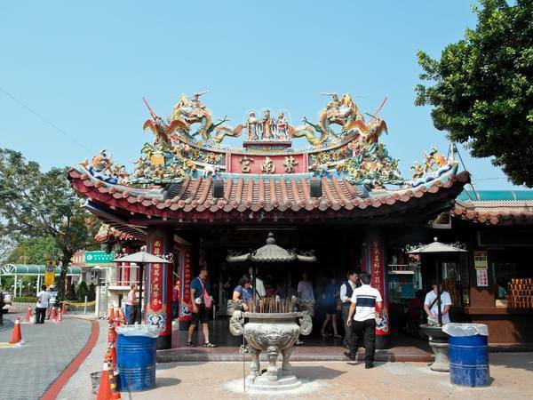 Ngôi chùa amp;#34;hào phóngamp;#34; nhất thế giới, người dân túng thiếu có thể đến vay tiền - 1