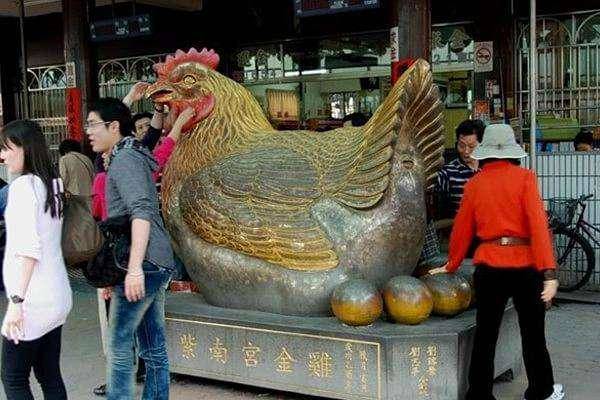 Ngôi chùa amp;#34;hào phóngamp;#34; nhất thế giới, người dân túng thiếu có thể đến vay tiền - 3