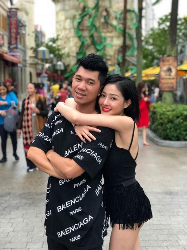 Selfie bên bạn trai với khuôn mặt băng bó chằng chịt, Ngân 98 cũng mới amp;#34;lên đờiamp;#34; nhan sắc? - 1