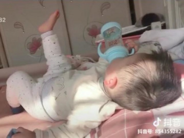 Cậu bé vừa uống sữa vừa múa chân hưởng thụ khiến dân mạng mê tít