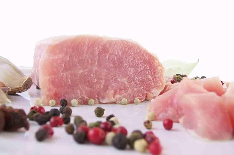 Thịt ngon và sạch là khi ấn ngón tay lên thịt rồi bỏ ngón tay ra, thịt trở về vị trí như cũ. Ngoài ra, khi nấu, chúng ta thấy thịt lợn có mùi thơm ngon đặc trưng, không ra nhiều nước, không có mùi kháng sinh là thịt sạch.
