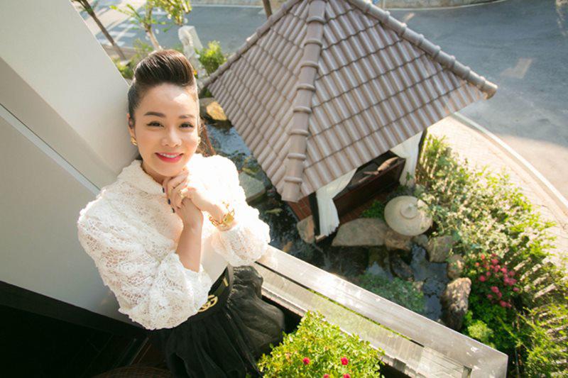 Được biết, Nhật Kim Anh từng có một căn nhà nhỏ ở quận 5. Khi có ý định mua nhà mới cô bán lại nhà cũ và mất khoảng 5 tháng để thiết kế nhà mới theo ý thích.

