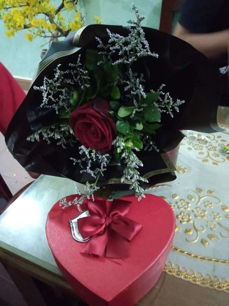 Cận cảnh món quà của ông xã Lê Thị Dần tặng vợ.

