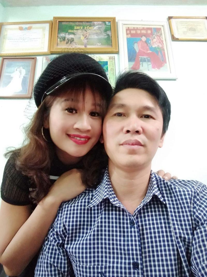 Trong một buổi gặp gỡ báo chí, Lê Thị Dần còn khen chồng: 'Soái ca là đây chứ đâu'.
