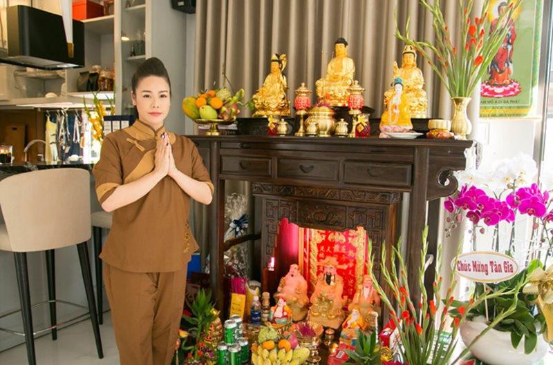 Nhật Kim Anh theo đạo Phật nên cô chăm chút khu thờ cúng kỹ lưỡng.
