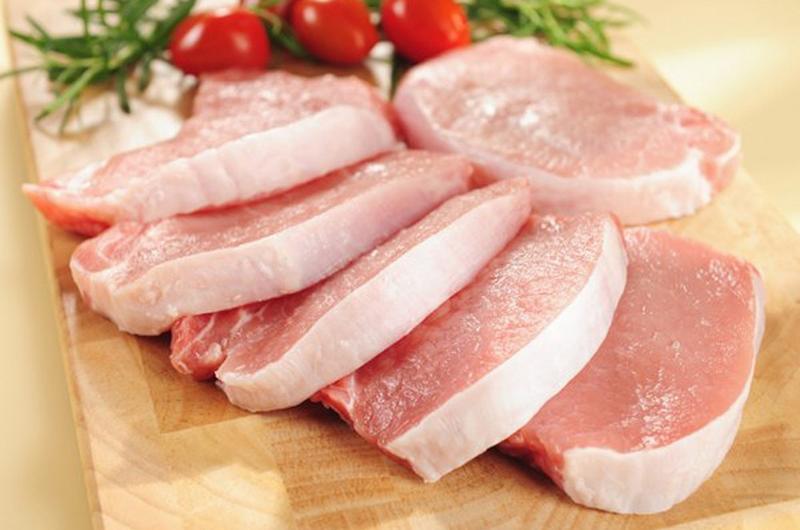 Thịt hỏng, biến chất thì trên bề mặt miếng thịt hay bên trong miếng thịt đều có mùi hôi khó chịu. Miếng thịt tươi ngon sẽ thường có mùi thơm đặc trưng của miếng thịt.
