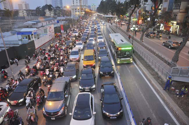 Hà Nội dự kiến cấm xe máy: Người dân phản ứng dữ dội - 2