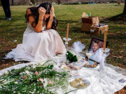 Tin tức - Cô dâu ngồi gục khóc nức nở bên mộ chú rể và câu chuyện đau đớn phía sau