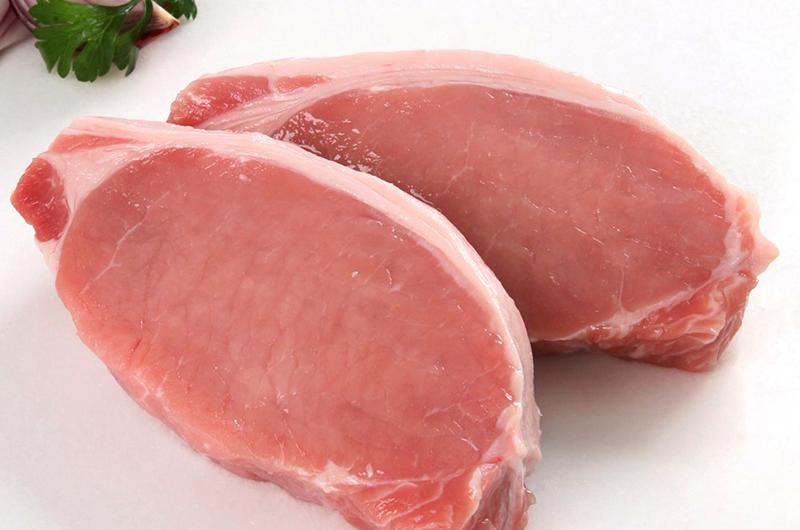Ngoài ra, thịt lợn tiêm thuốc kháng sinh cũng sẽ dậy lên mùi thuốc nếu chúng ta ngửi kỹ. Đặc biệt lúc chế biến, mùi thuốc bay lên rất rõ ràng. Do đó nếu đã trót nấu rồi mà có mùi như vậy tốt nhất không ăn nữa.
