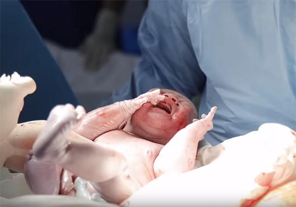 Tung khoảnh khắc con đỏ hỏn được lấy ra từ bụng mẹ, Thanh Thúy khiến nghìn chị em cay mắt - 1