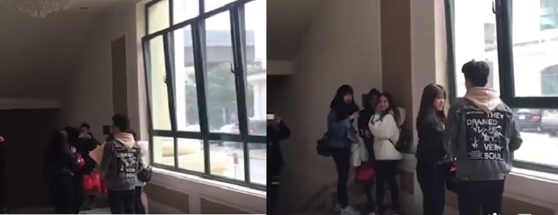 Thậm chí, anh chàng còn quỳ gối trước nhiều người để thể hiện tình cảm với cô bạn này. Về phía nữ sinh, cô bạn tỏ ra ngại ngùng trước hành động của anh chàng.
