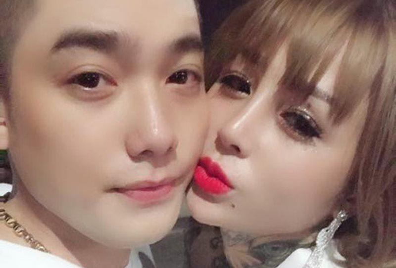 Sau đó, cô gái quỳ xuống lồng nhẫn vào tay chàng trai. Hai người ôm nhau trong tiếng hò reo của mọi người. Kết thúc màn tỏ tình lãng mạn như trong mơ.
