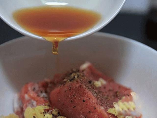 Vì sao không dùng nước mắm để ướp thịt sống?