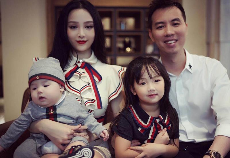 Gia đình Huyền Baby - doanh nhân Quang Huy cũng là một trong số ít gia đình sao Việt có tổ ấm trọn vẹn nhất sau nhiều năm gắn bó.
