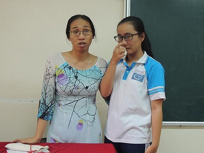 Cô giáo amp;#39;lên lớp không giảng bàiamp;#39; tiếp tục bị đình chỉ vì ném vở học sinh - 1