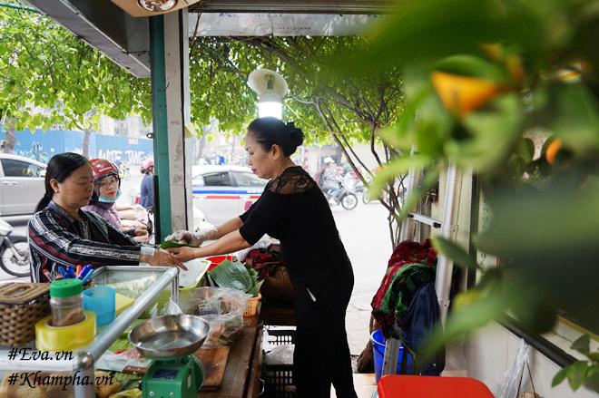 banh khuc noi tieng hn chi 13 nghin/chiec, an tu sang no toi trua, moi ngay ban hang nghin chiec - 13
