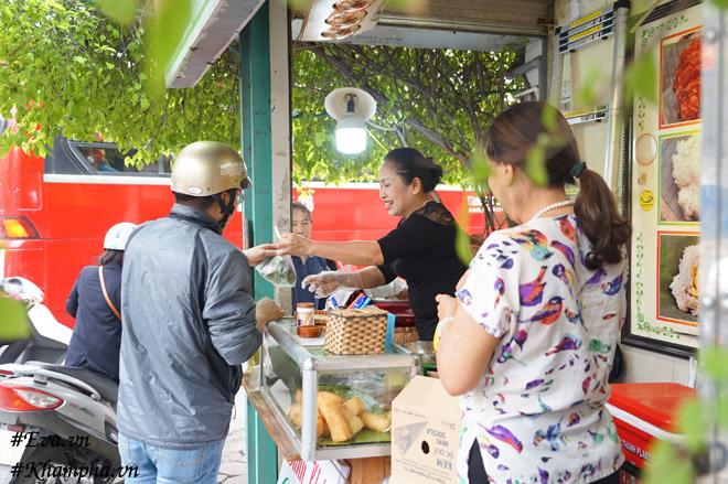 banh khuc noi tieng hn chi 13 nghin/chiec, an tu sang no toi trua, moi ngay ban hang nghin chiec - 1