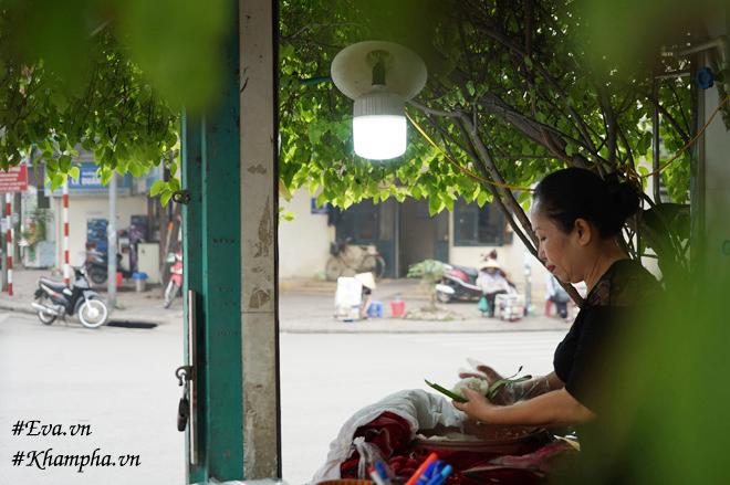 banh khuc noi tieng hn chi 13 nghin/chiec, an tu sang no toi trua, moi ngay ban hang nghin chiec - 14