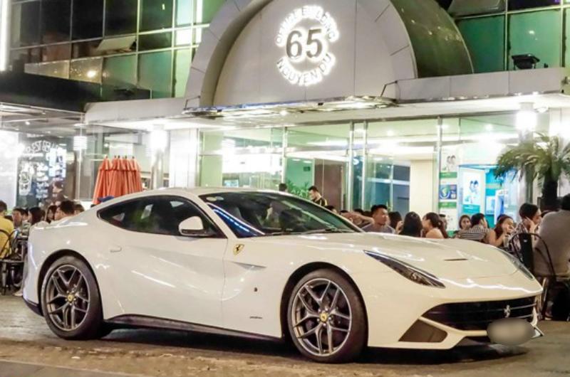 Sau đó, chiếc Ferrari F12 Berlinetta màu trắng cũng được vị thiếu gia đưa về tư gia. Chiếc xe có giá khởi điểm 315.888 USD tại thị trường Mỹ. Theo ước tính, sau khi đóng đủ các loại thuế và ra biển trắng, siêu xe có giá khoảng 20 tỷ đồng.
