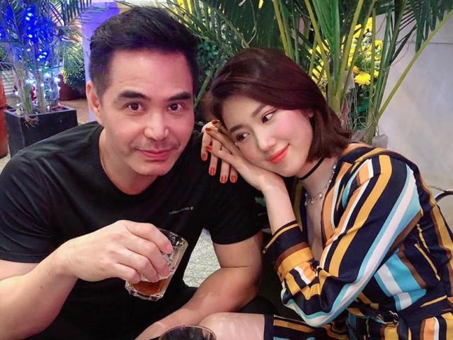 Thúy Ngân bất ngờ tung clip được Trung Dũng hôn tay, hứa cưới khi cô 30 tuổi